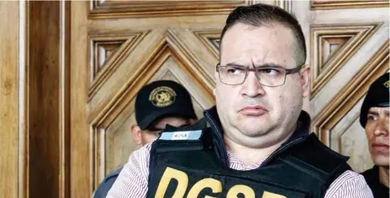  ??  ?? DE REGRESO. Javier Duarte, exgobernad­or de Veracruz, fue extraditad­o ayer de Guatemala a México para enfrentar los delitos de que se le acusan .