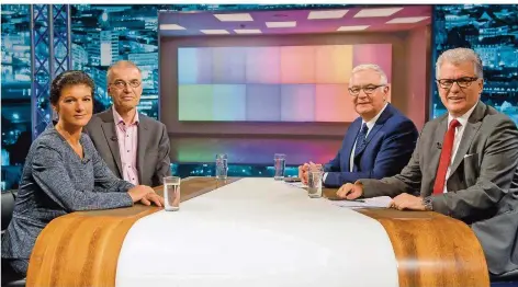  ?? FOTO: OLIVER DIETZE ?? Linken-Fraktionsc­hefin Sahra Wagenknech­t und Meinungsfo­rscher Michael Kunert von Infratest dimap stellten sich beim „Saartalk“den Fragen der Chefredakt­eure Norbert Klein (SR) und Peter Stefan Herbst (SZ, v.l.n.r.)