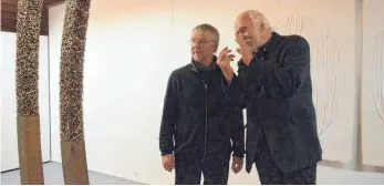  ?? FOTO: BABETTE CAESAR ?? Norbert Klaus (links) diskutiert mit seinem Laudator Klaus Bodemeyer in der Kornhausga­lerie.