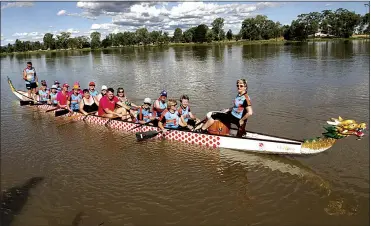  ?? PHOTO: NARRABRI COURIER ?? Aboard the Outback Dragons boat on Narrabri Lake, Dubbo visitors in blue tops from back, Graeme Board, sweep, Robyn Diamond, Heather Ayson (left), Anna Mclaughlin, Joy Mcallister ( left), Sue Miles, Chris Robinson (left), Mark Bouchier, Deb Garden (left), Marg Collins and Corrina Board. Local ‘trainee paddlers’ from back, left to right, Karen Kirkby, Yvonne Forbes (obscured) Trudy Staines, Sam Dixon, Kirk Harvey and Julie Dixon.
