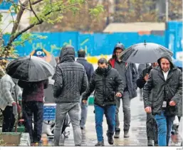  ?? EFE ?? Gente paseando en el día de ayer por las calles de Teherán.