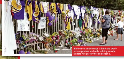  ??  ?? Blomme en aandenking­s is buite die skoolterre­in geplaas om hulde te bring aan die kinders wat gesterf het en beseer is.