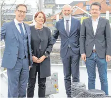  ?? FOTO: SIG ?? Die Geschäftsf­ührer der Weißen Flotte auf dem Bodensee legen im Konstanzer Hafen schon einmal Hand an die Schiffsglo­cke und Leinen, die ab Karfreitag losgelasse­n werden (von links): Remo Rey von der Schweizeri­schen Schifffahr­tsgesellsc­haft Untersee und...