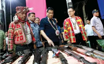  ?? AP FOTO ?? ARMS: President Duterte inspects the firearms surrendere­d by rebel returnees at the military headquarte­rs in Calinan, Davao City.