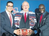  ?? CP PHOTO ?? Former NFL coach Mike Sherman, centre, poses for photos with team president Patrick Boivin, left, and general manager Kavis Reed, right, during a news conference in Montreal on Wednesday.