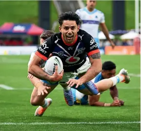  ?? PHOTOSPORT ?? Jesse Arthars scores for the Warriors, but the side went on to let a big lead slip against Gold Coast last night.