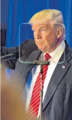  ??  ?? Ein Blick auf Donald Trump durch den gläsernen Teleprompt­er: Bei der Rede in Youngstown spielte das technische Hilfsmitte­l eine wichtige Rolle.
