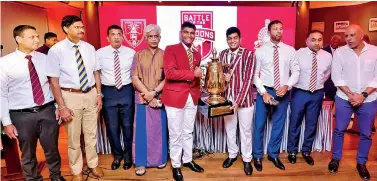  ?? ?? Unvieling the Battle of the Marrons trophy and the new logo as the two skipper hold the silverware at the event launch