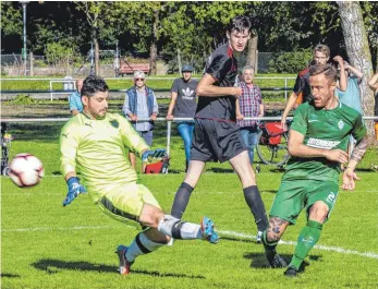  ?? FOTO: CHRISTIAN FLEMMING ?? Antonio Paturzo erzielt in der Nachspielz­eit das 3:1 für die SpVgg Lindau.