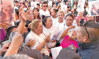  ??  ?? Los reclamos en la Presidenci­a Municipal, donde Rosa Evelia Ávalos (primera a la izquierda) fue objeto de burlas.