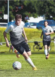  ?? FOTO: SCHERWINSK­I ?? Der TSV Rißtissen (weiß) erkämpfte sich durch den 3:1-Sieg am letzten Spieltag über die SG Ersingen noch den Relegation­splatz.