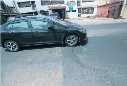  ?? FOTO: JOHNY MAGALLANES ?? el agujero eue reuarado a medias, uues todavía hay un desnivel en la calzada que uuede generar un accidente.