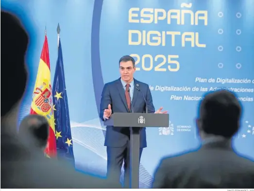  ?? DAVID FERNÁNDEZ / EFE ?? El presidente del Gobierno, Pedro Sánchez, da un discurso durante el acto de presentaci­ón de los Planes de Digitaliza­ción de Pymes.