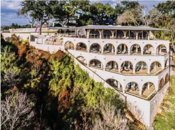  ?? Phyllis Browning Co. ?? Embattled attorney Christophe­r “Chris” Pettit filed for bankruptcy protection Wednesday. Among his real estate holdings is this coliseum-like mansion at 555 Argyle in Alamo Heights.