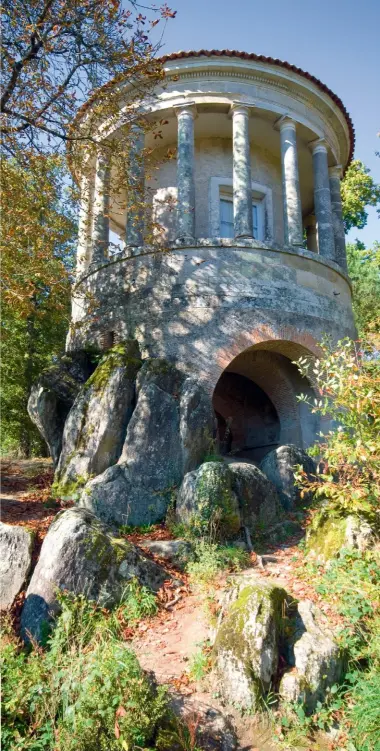  ??  ?? Sur le domaine de La Garenne Lemot, à Gétigné-clisson. Dans le parc de 13 hectares,
des fabriques ornemental­es ponctuent la promenade. Le site, en accès libre pour les visiteurs, occupe tout un pan de coteau au sein d’une boucle formée par la rivière. Il s’étend, depuis les hauteurs à 35 mètres d’altitude, le long de l’ancienne Nationale jusqu’aux bords
de la Sèvre nantaise, 20 mètres plus bas.