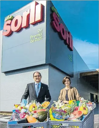  ?? PEDRO CATENA ?? Nuevo formato. Josep Figueras, director general de la cadena, y Anna Sorli, miembro de la familia Sorli, fotografia­dos en el establecim­iento de Premià de Dalt, actualizad­o con la nueva imagen de marca y el formato revisado. Los frescos y la...