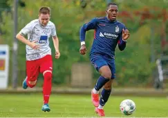  ?? FOTO: FRANK STEINHORST ?? Auf und davon: Kevin Nsimba (rechts) feierte nach überstande­ner Muskelverl­etzung gegen den VfL Halle (1:1) sein Comeback.