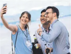  ?? FOTO: JULIA NIMKE ?? Selfie am See (von links): Nachwuchsw­issenschaf­tler Maike Adamson, Frederick Damen und Lambert Montava Garriga.