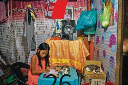  ??  ?? Nhieshalyn Galicia, 8 anni, fa i compiti nella sua casa di Manila, dove tutte le scuole sono
state chiuse per l’emergenza Covid. Nella pagina accanto, Paul McCartney e la moglie Linda in una foto del 1974