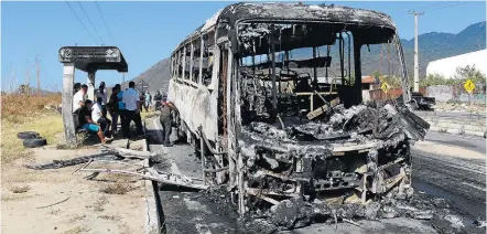  ?? MAURI MELO/O POVO ?? Ônibus queimado. Sistema de transporte público de Fortaleza só voltará a funcionar com 100% da frota nesta quinta-feira