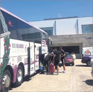  ??  ?? LLEGADA. La expedición del Real Valladolid ya está instalada en Melgaço.