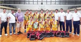  ??  ?? CHAMP! Ipinagkalo­ob ng pamunuan ng Philippine Volleyball Federation (PVF) sa pangunguna ng pangulong si Edgardo ‘Tito Boy’ Cantada (ikatlo mula sa kaliwa) ang mga medalya at regalo sa mga miyembro ng Naga College Foundation matapos magwagi sa Muntinlupa Volleyball Club at tanghaling kampeon sa PVF-Tanduay Athletics Under-18 boys indoor volleyball tournament nitong weekend sa Tanduay Athletics Center (Cantada Sports Center) sa Taguig City. Sumabak din sa one-day event ang Jose Fabella Memorial School, Pasay City High School, Balanga Volleyball Club, Hope Integrated School, Rizal High School, St. Theresa De Avila School at LNN San Jose del Monte.