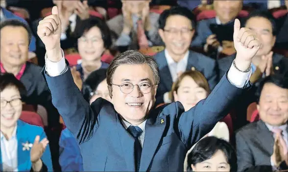  ?? CHUNG SUNG-JUN / GETTY ?? Moon Jae In celebra los primeros sondeos, que adelantaro­n su victoria en las elecciones con un 40,3 % de los sufragios