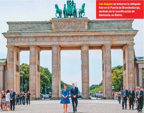  ??  ?? Los duques se tomaron la obligada foto en la Puerta de Brandenbur­go, símbolo de la reunificac­ión de Alemania, en Berlín.