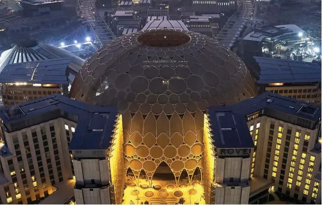  ??  ?? ↑
Al Wasl Plaza and Sustainabi­lity Pavilion at Expo 2020 Dubai.