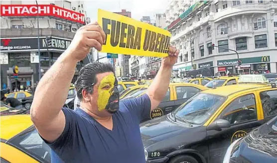  ?? (LA VOZ/ARCHIVO) ?? Protestas muy duras. En Caba, los taxistas resistiero­n su llegada y colaboran con los controles identifica­ndo coches de Uber.