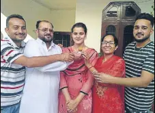  ?? HT PHOTO ?? Navjot Simi being offered sweets by members of her family at their residence in Gurdaspur on Sunday.