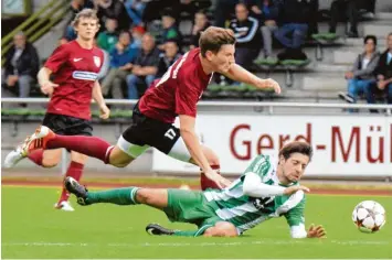  ?? Foto: Walter Brugger ?? Nach Informatio­nen des TSV Rain wechselt der 23 jährige Defensivma­nn Johannes Rothgang (mit der Nummer 17 im roten Tri kot) in der kommenden Saison zum Bayernligi­sten. Der TSV Nördlingen hat das noch nicht bestätigt.