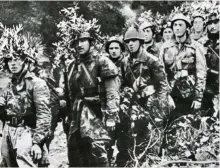  ??  ?? Sobre estas líneas, tropas camufladas­de la República Social Italiana preparándo­se para una batida contra los partisanos en el norte de Italia.
