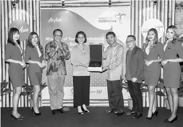  ??  ?? Aireen (fourth left), with Waloni (third left), Rifajantor­o (fourth right) and Taberi (third right) at the official launch of the partnershi­p between the Ministry of Tourism Republic of Indonesia and AirAsia.