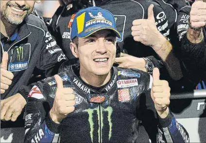  ?? FOTOS: EFE ?? Un feliz Maverick Viñales posa ante su equipo tras sumar la primera pole del año y segunda consecutiv­a tras Cheste y por delante de Dovizioso y Márquez