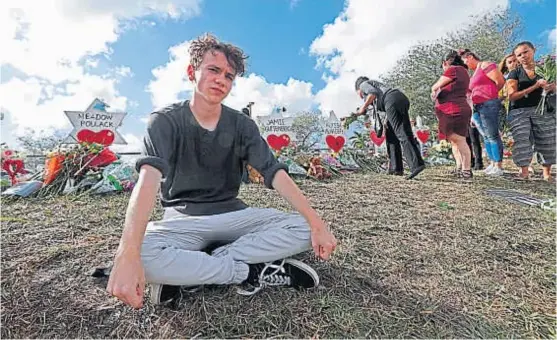  ?? (AP) ?? Frente a la escuela. Uno de los sobrevivie­ntes de la masacre muestra su dolor en el memorial para homenajear a las víctimas.