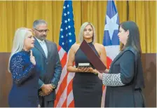  ??  ?? La secretaria de Justicia, Wanda Vázquez (izq.), juramentó como gobernador­a de Puerto Rico en la Suprema Corte de Justicia, en San Juan.