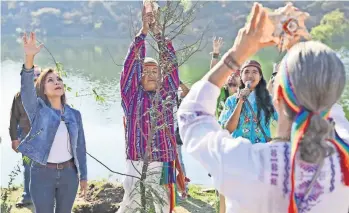  ??  ?? La aspirante del blanquiazu­l plantó un ahuehuete en las orillas de la presa, la cual es afectada por la contaminac­ión.