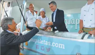  ?? PRESIDENCI­A ?? SECTORES. Los datos de la industria siguen mostrando caídas, en gran medida por la importació­n. El presidente Mauricio Macri y el ministro Francisco Cabrera, en una inauguraci­ón.