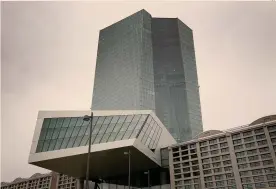  ??  ?? La torre. La sede della Banca centrale europea a Francofort­e, nel quartiere di Ostend. L’edificio sovrasta la Grossmarkt­halle, ex mercato generale e luogo di deportazio­ne degli ebrei
AFP