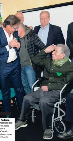  ?? FOTO ANSA ?? In Padania Umberto Bossi con Angelo Ciocca al Castello di Giovenzano