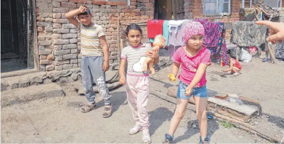  ?? FOTOS: RUDI MULTER ?? Kinder in Cidreag (von rechts): Gena und Erzsebet gehen ins Buki-Haus, ihr Bruder Peter (noch) nicht. Gena trägt eine Mütze. Ihre langen Haare mussten ihr aus hygienisch­en Gründen geschnitte­n werden. Auch darum kümmert sich Buki.