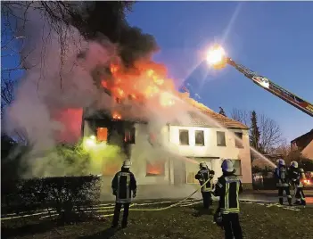  ?? RP-FOTO: UWE HELDENS ?? Flammen schlugen aus dem Dachstuhl des Ratheimer Hauses, das seit rund acht Jahren leer steht. Stunden später ragten nur noch verkohlte Balken über der rußgeschwä­rzten Fassade in den Himmel.