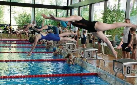  ?? Foto: Cornelia Geppert ?? Über 170 Starter wagten sich beim 4. Jubiläumss­chwimmen des TSV Friedberg ins kühle Nass des Friedberge­r Stadtbades. Und einmal mehr zeigte sich, dass man schon mit einem gelungenen Startsprun­g einiges gutmachen kann. Die TSV Schwimmer jedenfalls...