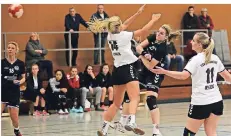  ?? RP-FOTO: EVERS ?? Leonie Verhülsdon­k (2.v.r.) zieht den Ball kraftvoll aufs Tor.