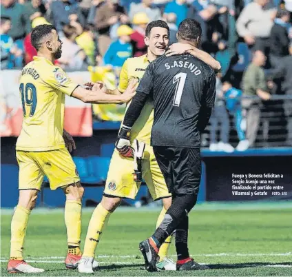  ?? FOTO: EFE ?? Fuego y Bonera felicitan a Sergio Asenjo una vez finalizado el partido entre Villarreal y Getafe