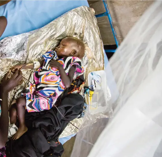  ?? FOTO: UNICEF / GONZALEZ FARR ?? TRöTT OCH SJUK. Sarah Nyawar i Juba i Sydsudan håller ett vakande öga på sitt barn, två år gamla Nyamule Thuokhok, som lider av både undernärin­g och anemi.