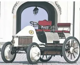  ?? FOTO: PORSCHE AG/DPA-TMN ?? Schon um 1900 tauchte ein Lohner-Porsche-Rennwagen mit E-Motoren und Allradantr­ieb auf.