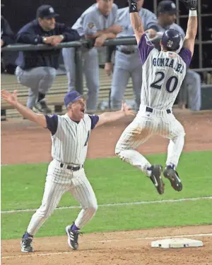  ?? EMMANUEL LOZANO/THE REPUBLIC ?? The Diamondbac­ks’ Luis Gonzalez celebrates with Eddie Rodriguez after driving in the World Series-winning run in 2001.