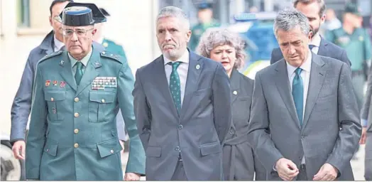  ?? JESÚS MARÍN ?? El ministro Fernando Grande-marlaska, junto a autoridade­s civiles y militares, en la Comandanci­a de Cádiz el pasado sábado.